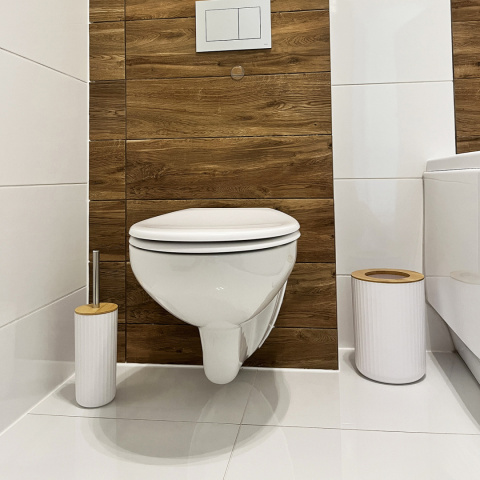 Komplet łazienkowy LOFT Zestaw Akcesoria 6w1 Dozownik, Kosz na śmieci, Kubeki, Mydelniczka, Szczotka WC Biały Drewno Komplet łazienkowy LOFT Zestaw Akcesoria 6w1 Dozownik, Kosz na śmieci, Kubeki, Mydelniczka, Szczotka WC Biały Drewno