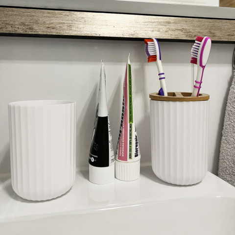 Komplet łazienkowy LOFT Zestaw Akcesoria 6w1 Dozownik, Kosz na śmieci, Kubeki, Mydelniczka, Szczotka WC Biały Drewno Komplet łazienkowy LOFT Zestaw Akcesoria 6w1 Dozownik, Kosz na śmieci, Kubeki, Mydelniczka, Szczotka WC Biały Drewno